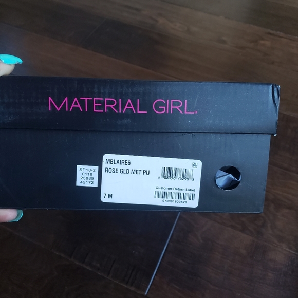 Size 7 ladies gold strap 3 1/2 inches heels - Picture 2 of 4